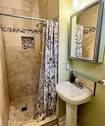 4th image of 1524 S Carrollton Ave #B