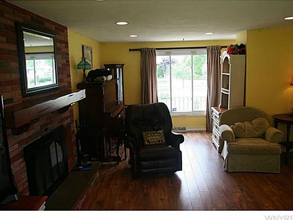 4th image of 20 Lynndon Ln