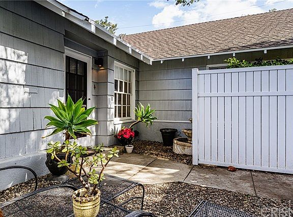 3rd image of 10607 Camarillo St