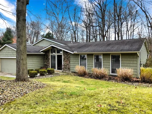 8256 Pebble Creek Ct, Chagrin Falls, OH 44023