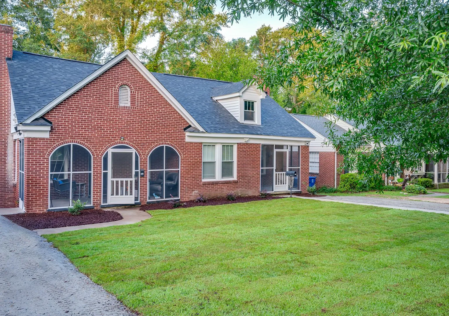 Pre-Leasing for the 27-28 School Year! - Live in the Heart of Shandon Stylishly Renovated Duplex ... — Photo 3