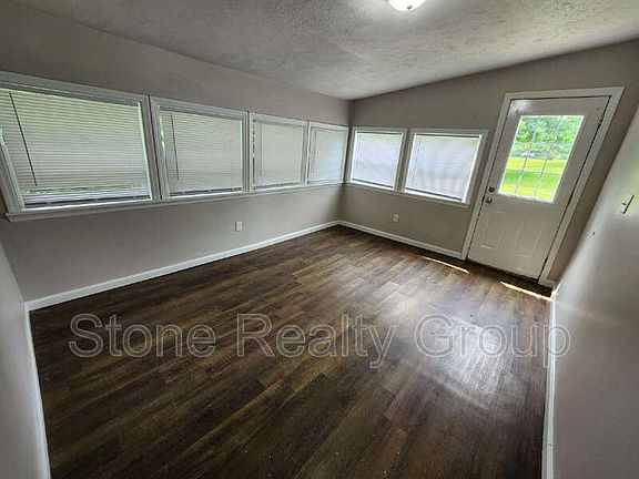 4th image of 1102 E Circle Dr