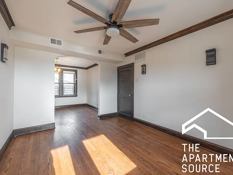 2624 W Devon Ave #301 — Photo 7