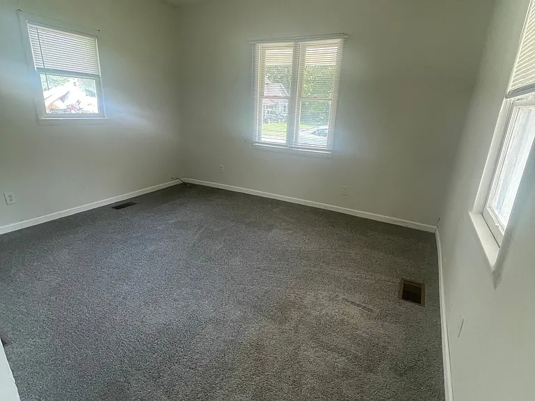 1064 S Central Ave — Photo 4