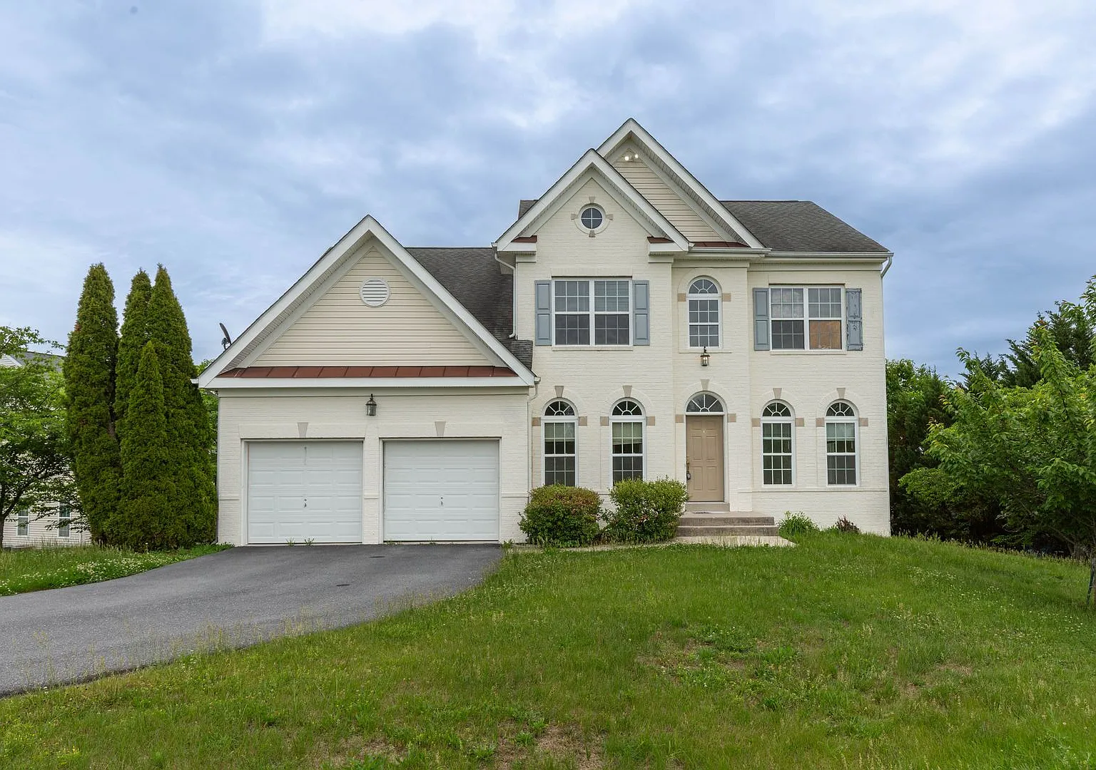 5 Bed, 3.5 Bath, Single Family Home in Martinsburg, WV — Photo 1
