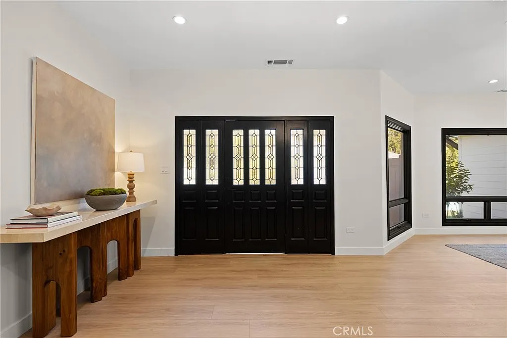 3 bed, 2.5 bath, 2008 sqft, $7,999 — Photo 4