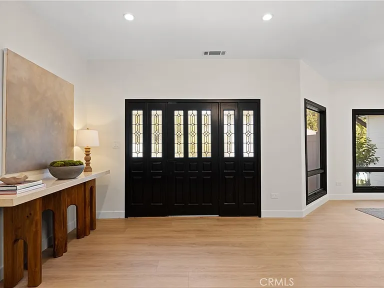 6016 N Woodlake Ave — Photo 4