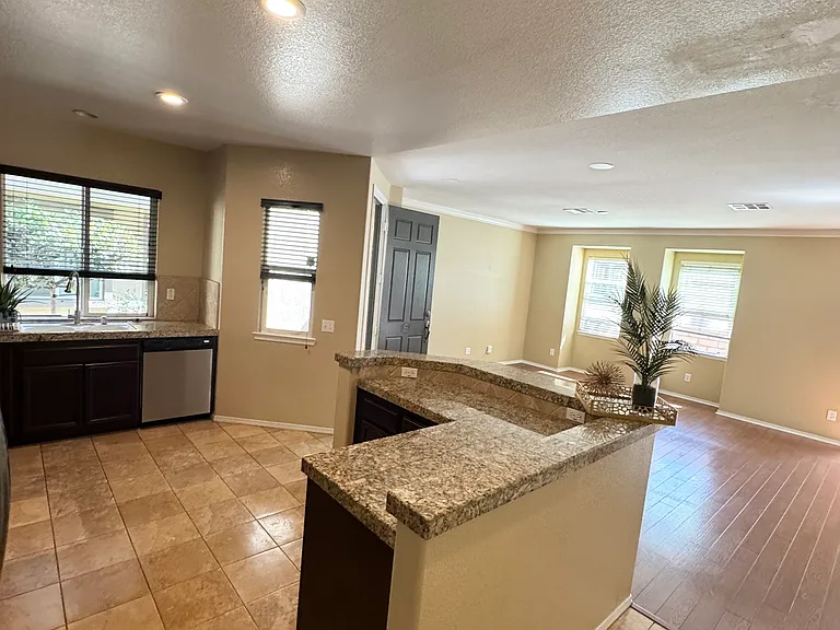 425 S Meadowbrook Dr S #106 — Photo 15