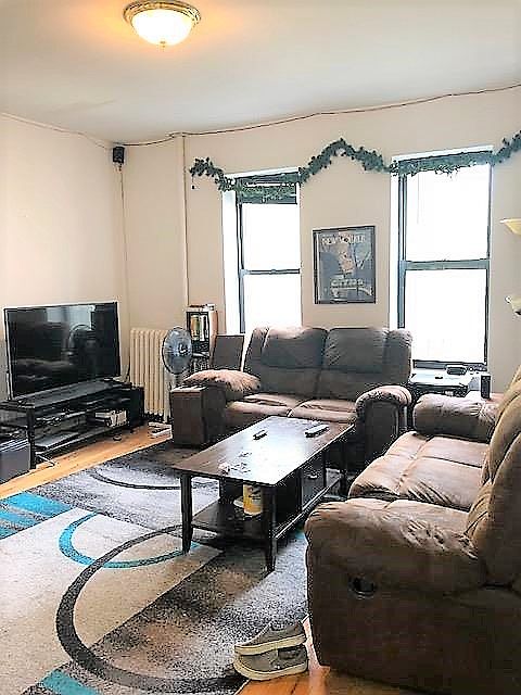 2nd image of 242 E 50th St #4A2