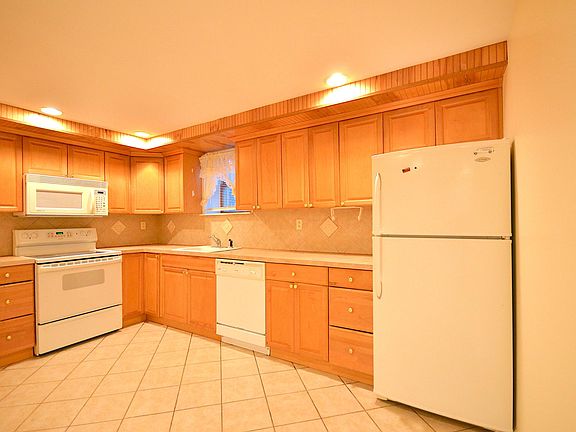 4th image of 220 Quincy Ave #3