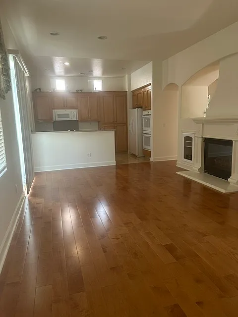 4 bed, 3.5 bath, 2468 sqft, $6,000 — Photo 2