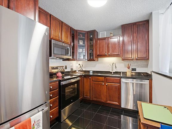 4th image of 33 W Delaware Pl APT 22H