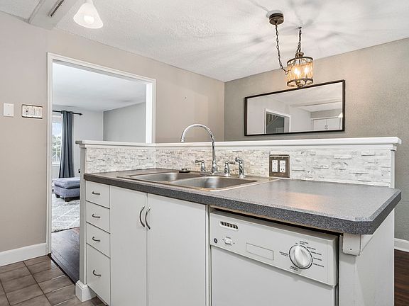 5th image of 200 Maplewood Dr APT D8