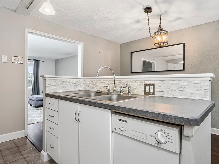 200 Maplewood Dr #D8 — Photo 5