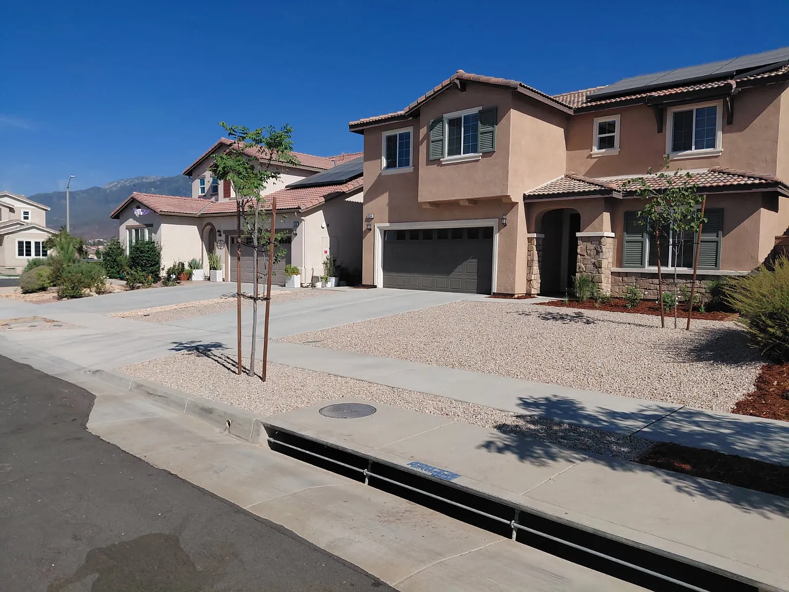5 bed, 2537 sqft, $8,150 — Photo 2