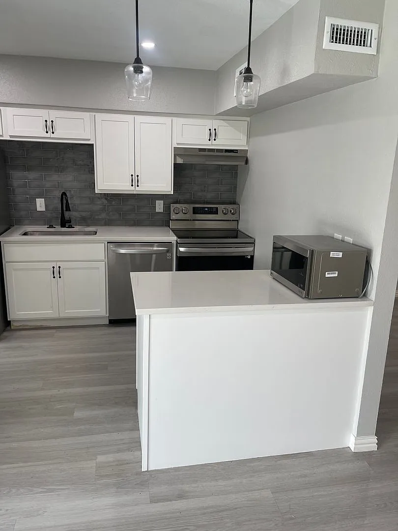 Newly Renovated One Bedroom Near Smu With All Bills Paid! — Photo 3