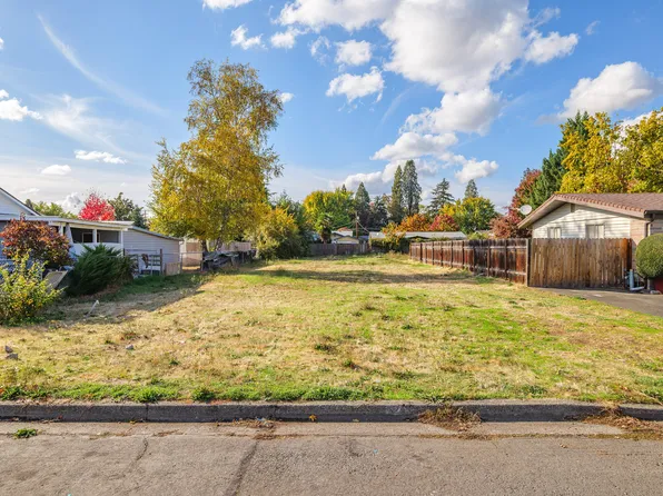 726 SW Greenwood Ave, Grants Pass, OR 97526