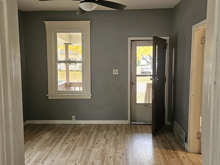 302 7th Ave — Photo 8