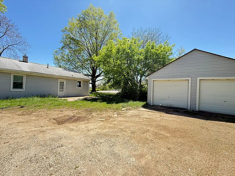 2124 Lansing Ave — Photo 3