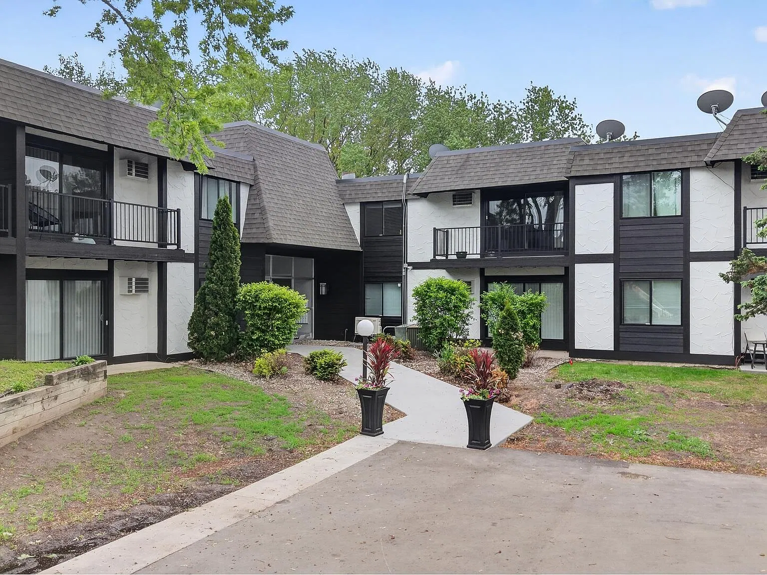 Dockside Apartments & Boat Slips - Lake Minnetonka — Photo 2