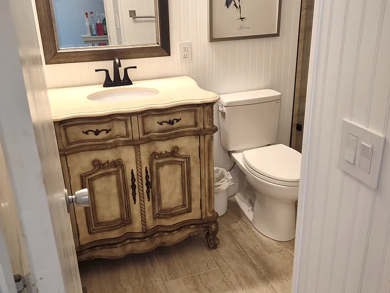 Full bath upstairs