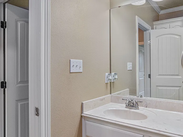 713 Saint Martin Ln — Photo 43
