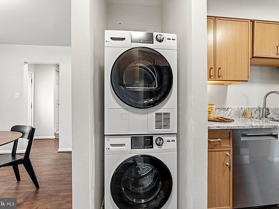 5th image of 5838 Burke Manor Ct