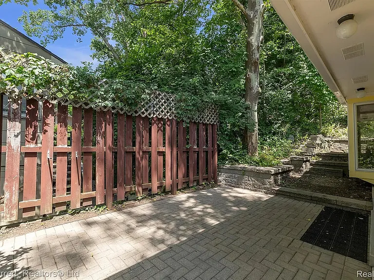 1558 Jones Dr — Photo 2
