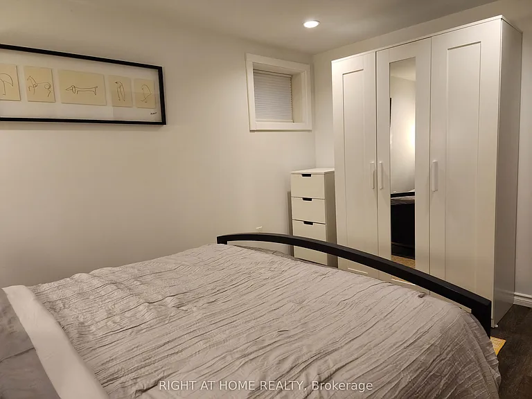 1599 Sandgate Cres #LOWER — Photo 2