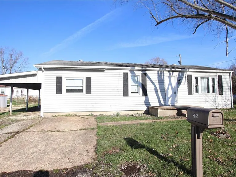 205 Debbie Ln — Photo 1