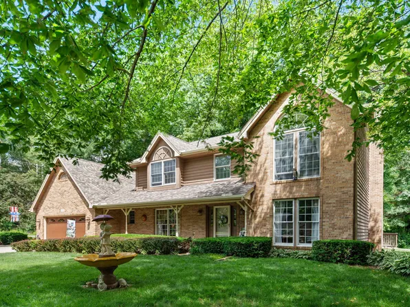 2606 Club Ct, Valparaiso, IN 46383