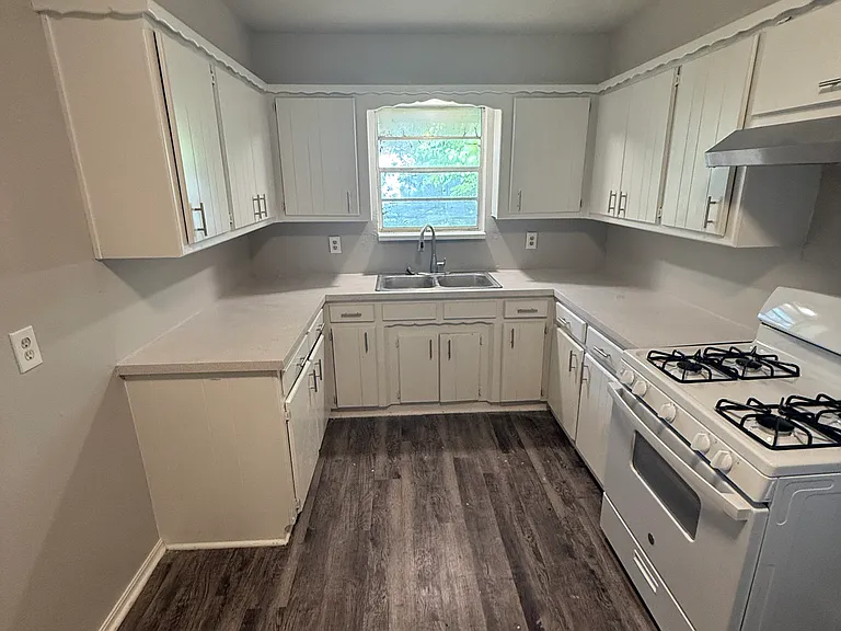 1220 N Purdue Ave — Photo 8