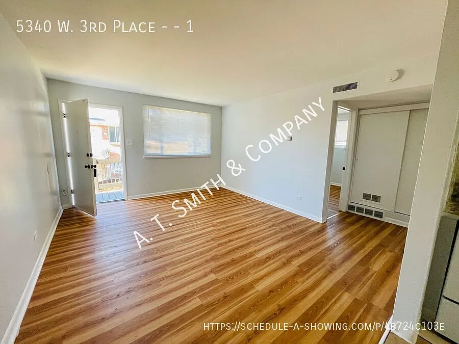 Spacious 2 Bedroom With Washer Dryer Hookups — Photo 1