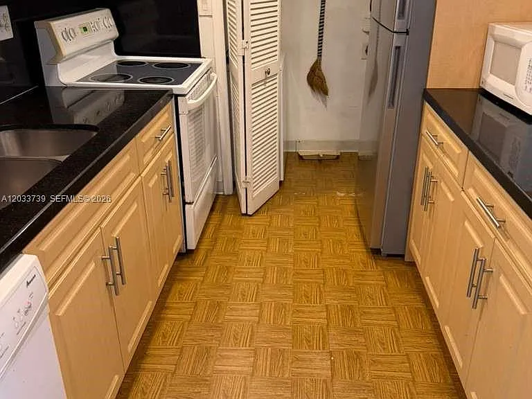 140 Lakeview Dr #211 — Photo 8