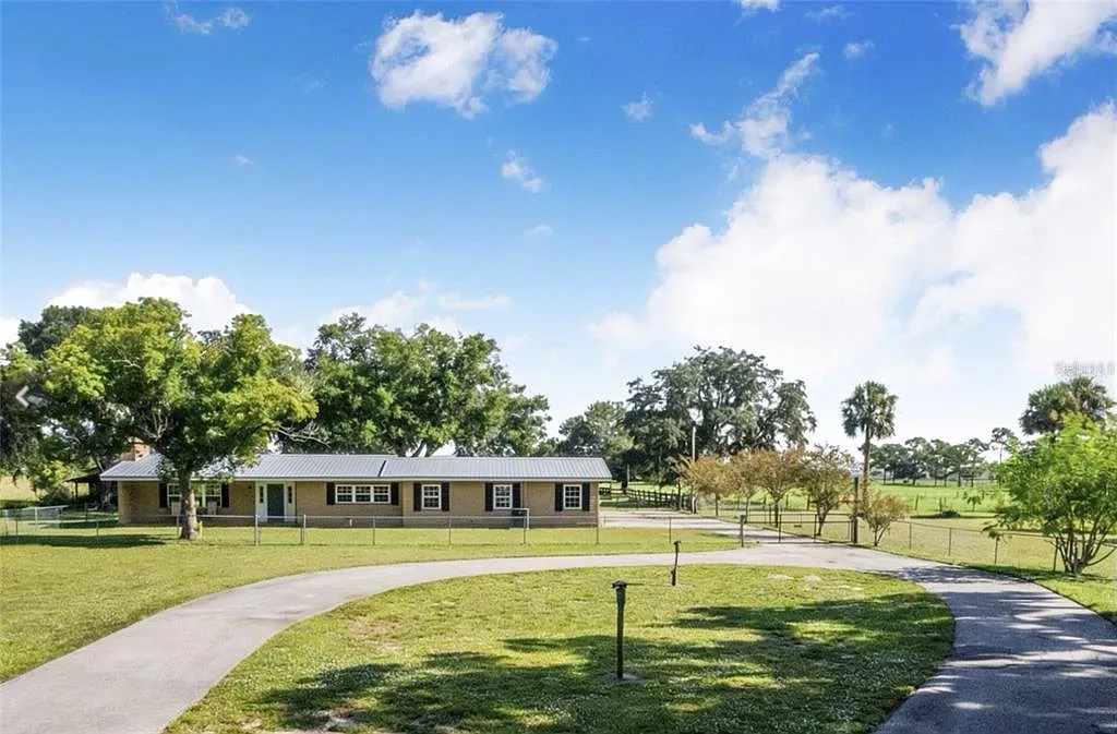 3 bed, 2.0 bath, 2403 sqft, $3,000 — Photo 3
