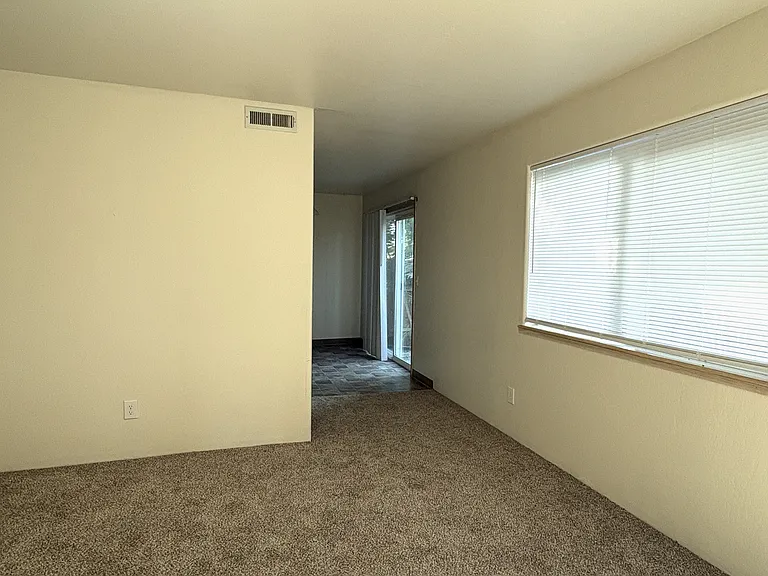2042 Campus Dr #4 — Photo 9
