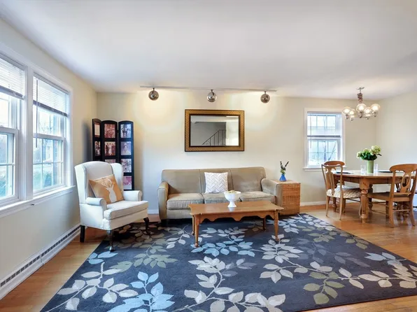 27 Clough Rd #27, Dedham, MA 02026