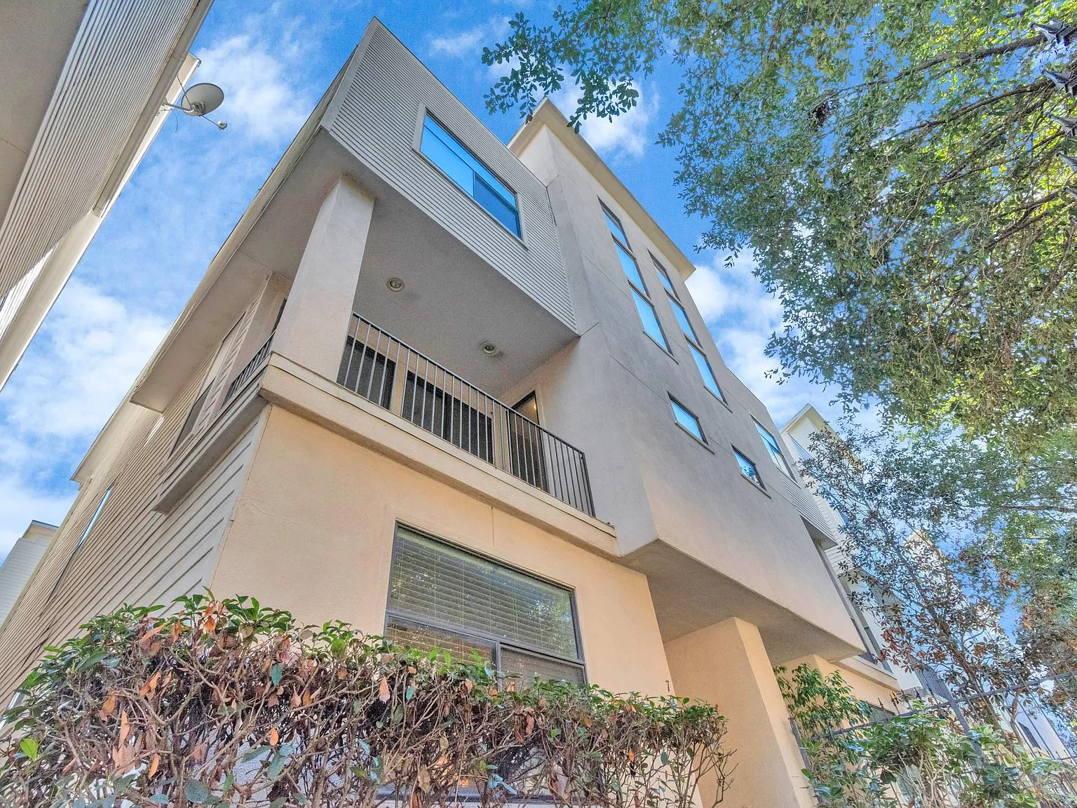 3 bed, 3.5 bath, 1713 sqft, $2,850 — Photo 1