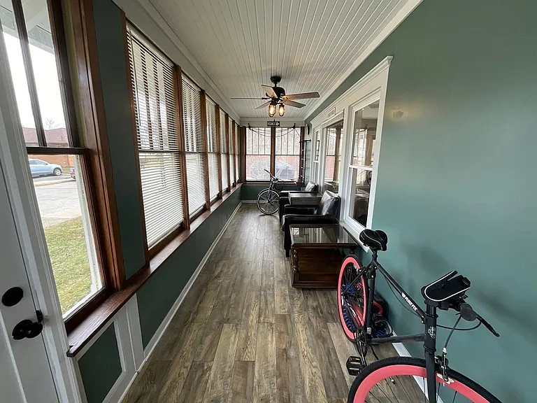 1336 Wolcott Ave — Photo 4