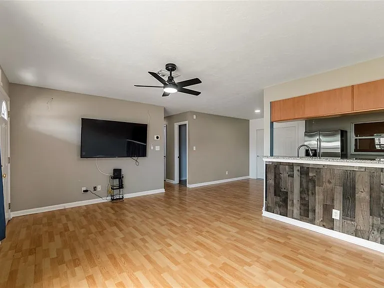 6432 26th St W — Photo 2
