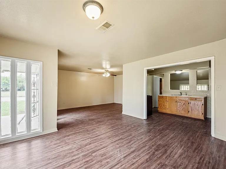 5503 S Acres Dr — Photo 8