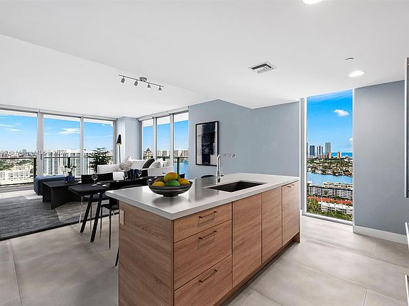 3rd image of 16385 Biscayne Blvd #2807-2