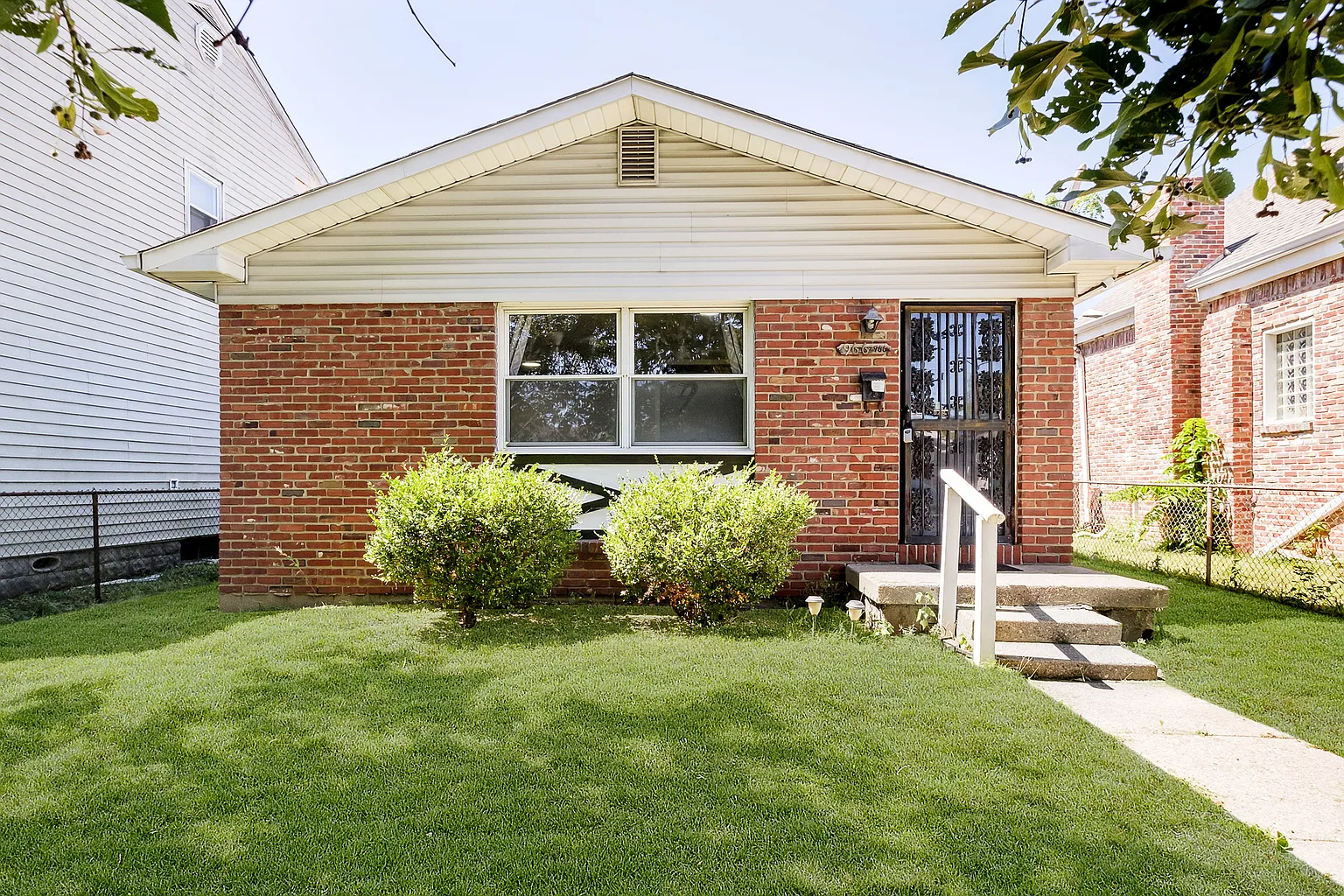 966 N Belmont Ave photo 1