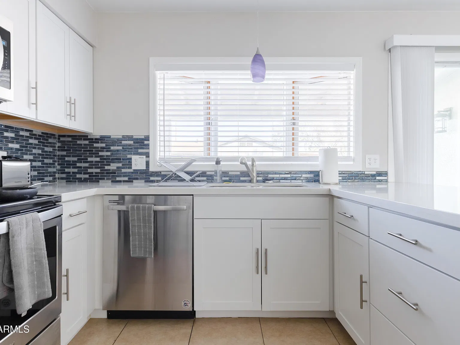 3 bed, 2.0 bath, 1216 sqft, $2,200 — Photo 3