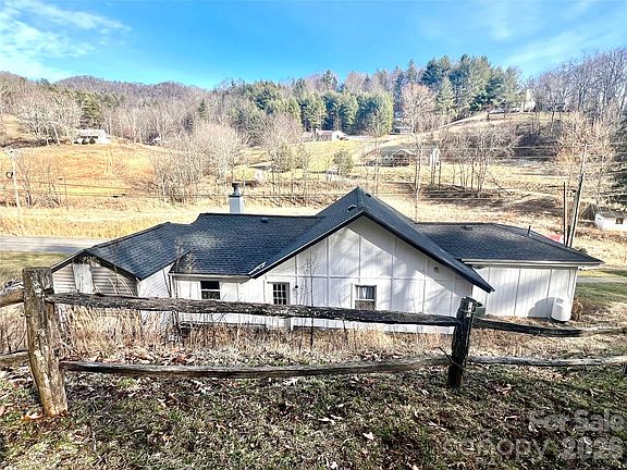 3rd image of 1029 Jacks Creek Rd