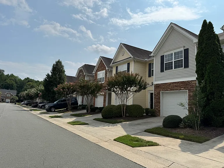 2620 Hartfield Commons Ln — Photo 33