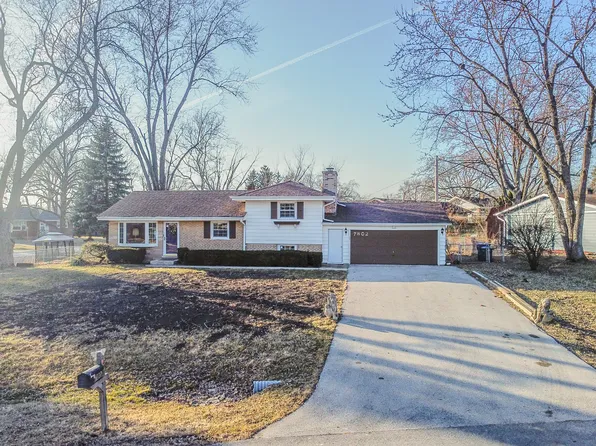 7802 Warwick Ave, Darien, IL 60561