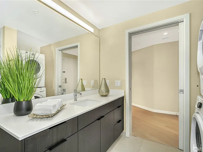 590 1st Ave S #512 — Photo 20