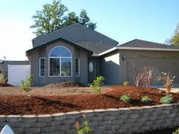 616 E Archwood Dr, Eagle Point, OR 97524