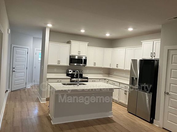 5th image of 132 Clift Dr